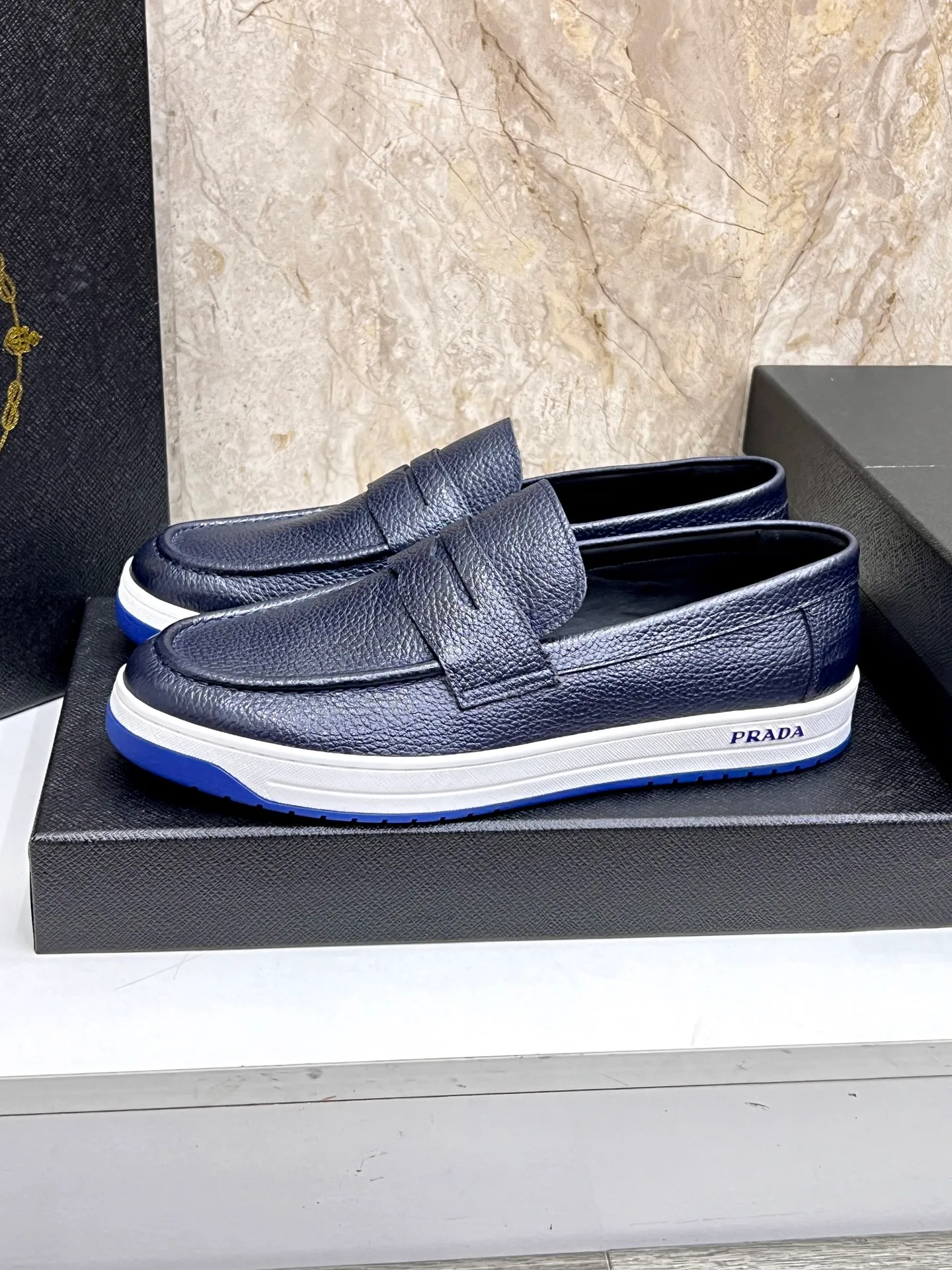 💰620 Prada classic men’s lace-up casual shoes｜Imported cowhide upper｜Layered stitching design on the upper Lightweight and breathable｜Soft and comfortable｜PRADA letters on the side｜Distinctive sporty style Showing the brand style｜Lightweight embossed rubber sole｜With cowhide foot pad lining｜Excellent foot feel Fashionable and elegant｜Size: 38-44 (customized at 45)